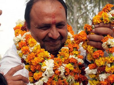 स्वागत के दौरान लोगों के साथ।
